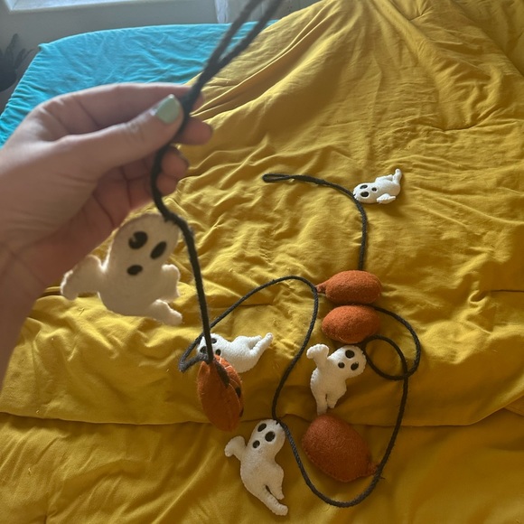 Halloween Garland 6ft. Great condition! Ghost and pumpkin Halloween decoration. - Picture 3 of 6